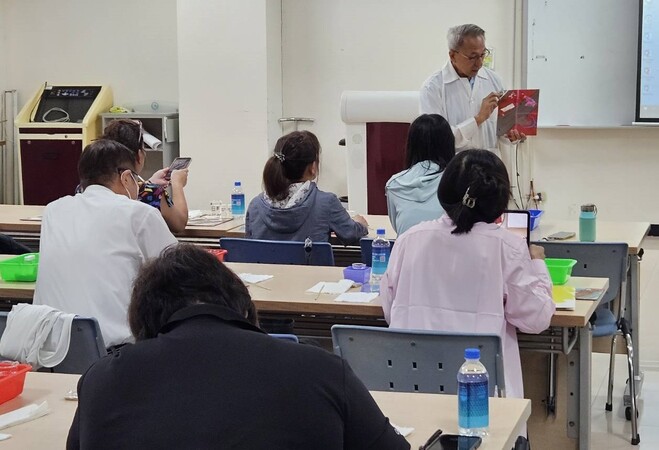 2025.07.10高雄美術協會木質彩繪清潔課程實務操作圖片